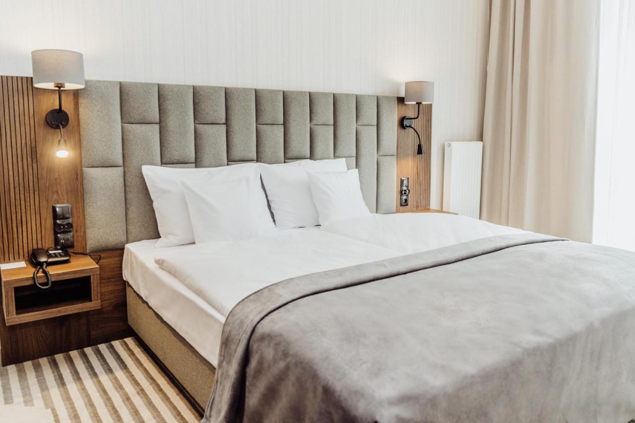 Elements Hotel&Spa Świeradów-Zdrój Εξωτερικό φωτογραφία A bed with a headboard