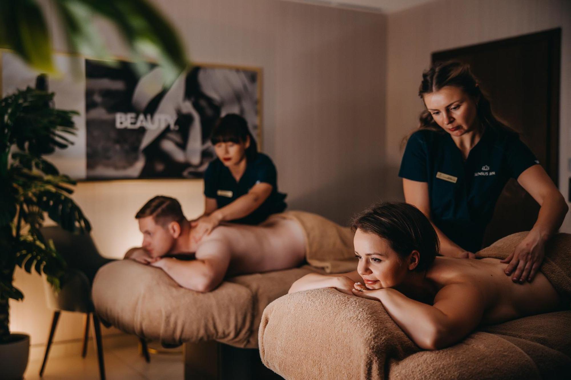 Elements Hotel&Spa Świeradów-Zdrój Εξωτερικό φωτογραφία Massage therapists working on a couple