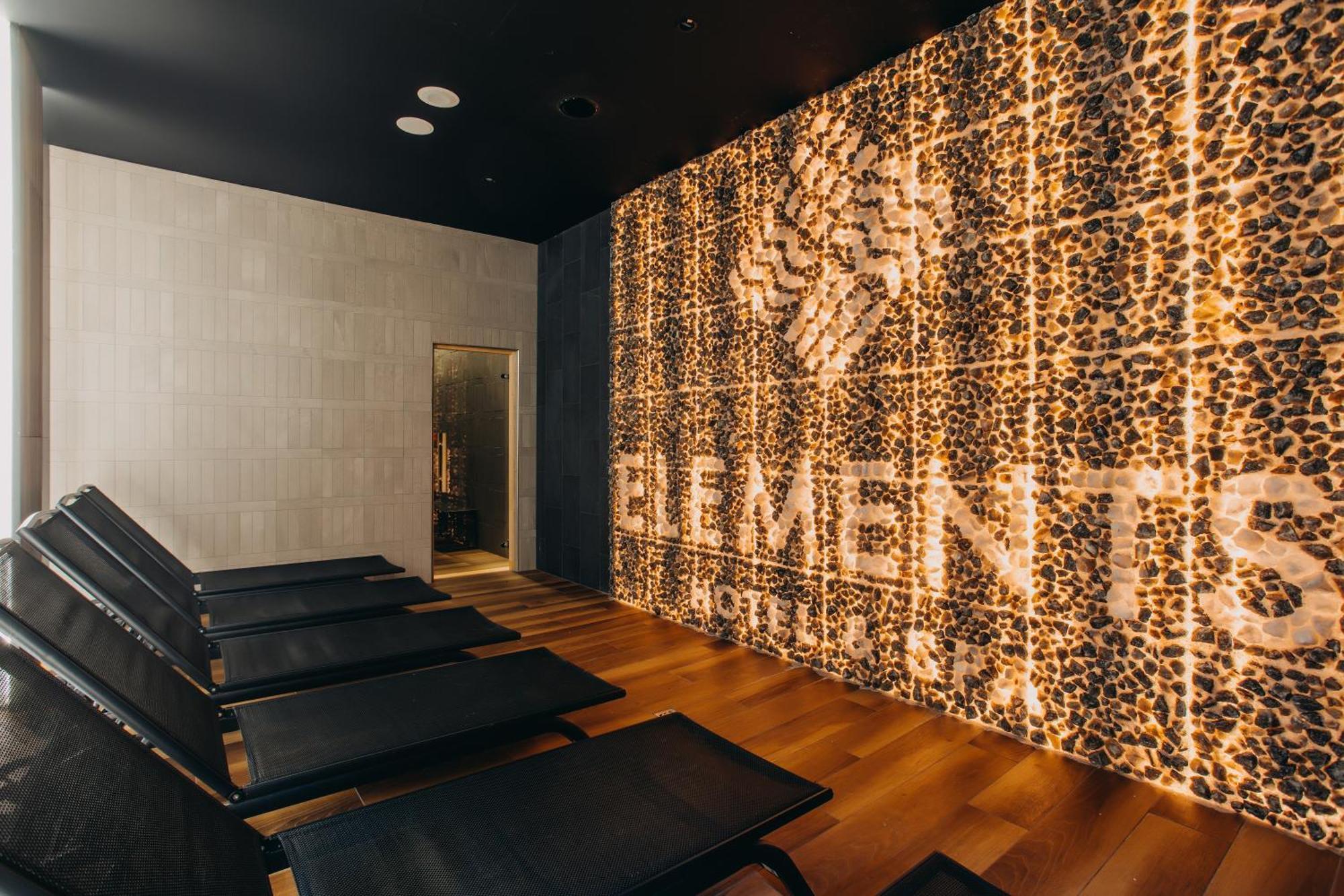 Elements Hotel&Spa Świeradów-Zdrój Εξωτερικό φωτογραφία A wall of backlit onyx