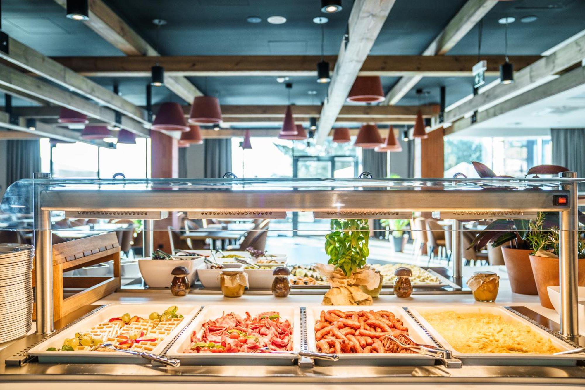 Elements Hotel&Spa Świeradów-Zdrój Εξωτερικό φωτογραφία A buffet at a restaurant